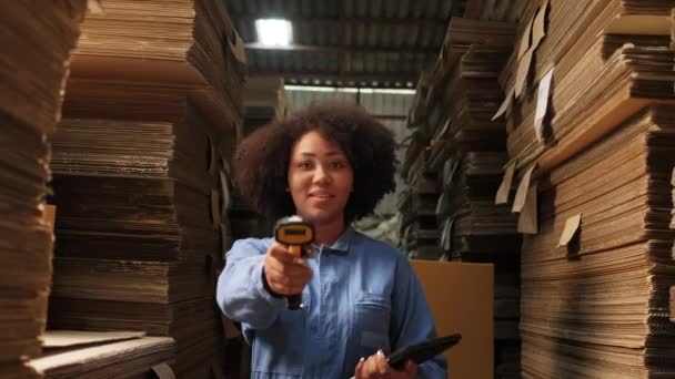 Eine Afroamerikanische Arbeiterin Sicherheitsuniform Mit Barcode Scanner Vor Einer Kamera — Stockvideo