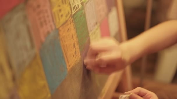 子供のレジャー教育で黒板にアートペイントを描く小さな女の子の手の創造性のクローズアップショットカラフルなチョーク ピンク 幸福デザインイラスト — ストック動画