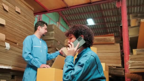 Deux Travailleurs Collègues Uniformes Sécurité Utilisent Ordinateur Portable Téléphone Portable — Video