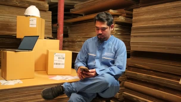 Asian Male Worker Safety Uniform Sit Mobile Phone Chatting Check — Stock Video