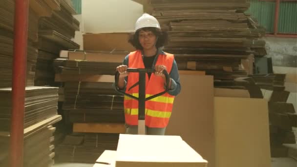 Vrouwelijke Magazijn Medewerker Veiligheid Uniform Hardhat Met Behulp Van Hydraulische — Stockvideo