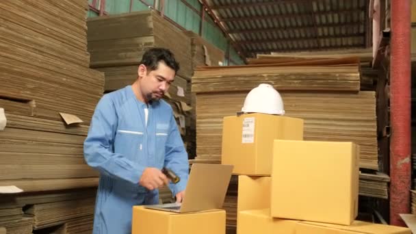 Trabalhador Masculino Asiático Uniforme Segurança Chapéu Duro Usando Scanner Código — Vídeo de Stock