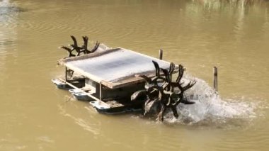 Su tekeriyle rüzgar enerjili teknoloji, atık su arıtma türbinleri oksijenli göllere, nehirlere ve kanallara dönüyor, temiz havuzun geri dönüşümü için araç ve doğal çevre kirliliği için yeşil ekosistem.