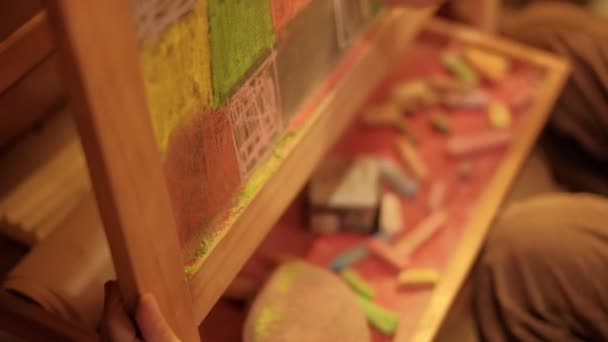 Tiro Close Criatividade Mão Menina Pequena Desenhando Pintura Arte Quadro — Vídeo de Stock