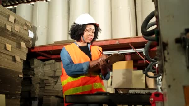Una Trabajadora Industrial Afroamericana Con Sombrero Duro Revisa Máquina Escribe — Vídeos de Stock