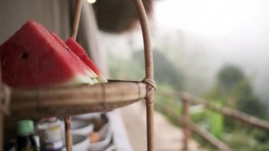 Chaing Mai, Tayland 'daki geleneksel bambu turist merkezlerinin ahşap teraslarından kırsal doğal manzara görüntüleri, sisli kış kahvaltısı, dağ manzaralı taze karpuz..