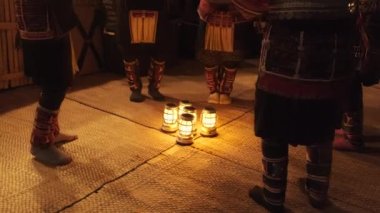 Turistlere özgü sahne sanatları. Geceleyin loş ışık, Akha Tepesi kabileleri, geleneksel kostümler ve güzel süsler giyip, fenerlerin, bacakların ve ayakların etrafında ritimsel olarak dans ediyorlar..