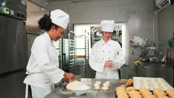 Dos Cocineras Profesionales Uniformes Blancos Delantales Amasan Masa Pastelería Huevos — Vídeos de Stock