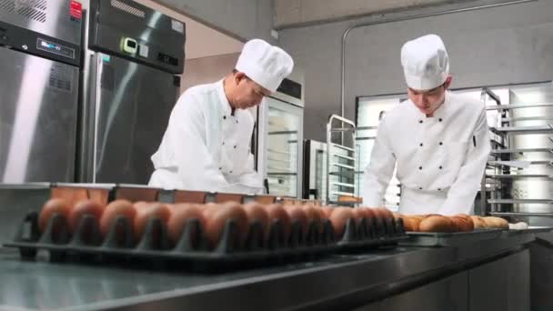 Deux Chefs Masculins Asiatiques Professionnels Uniformes Tabliers Cuisine Blancs Pétrissent — Video