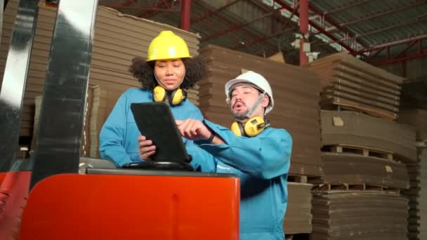 Азиатский Мужчина Инженер Форме Безопасности Каске Коллега Работница Проверяют Хранение — стоковое видео