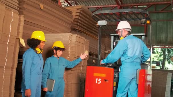 Fabrieksarbeiders Team Veiligheid Uniform Harde Hoed Inspecteren Opslag Laptop Voorraad — Stockvideo