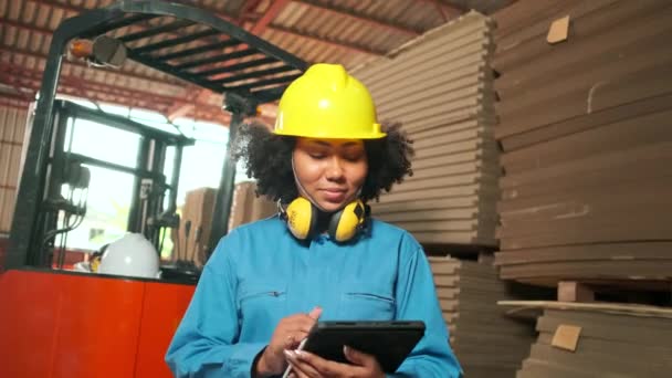 Bezpečnostní Uniforma Africko Americká Pracovnice Manufaktura Sklad Skladových Zásob Stohování — Stock video