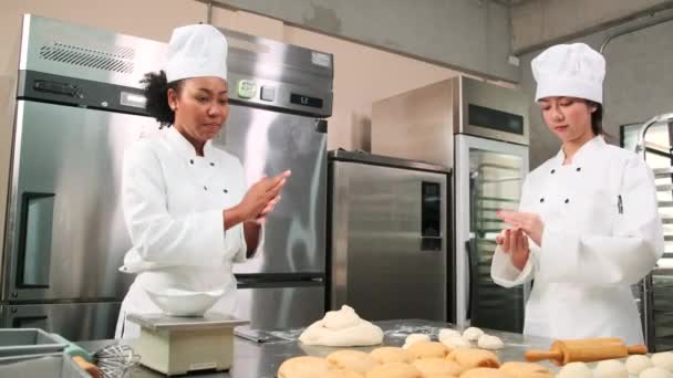 Dvě Profesionální Kuchařky Bílých Kuchařských Uniformách Zástěrách Hnětou Těsto Vejce — Stock video