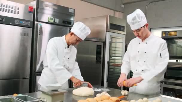 Deux Chefs Masculins Asiatiques Professionnels Uniformes Tabliers Cuisine Blancs Pétrissent — Video