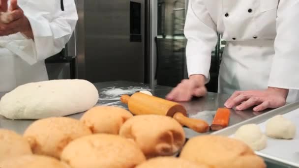 Zblízka Kuchařská Ruka Bílých Kuchařských Uniformách Zástěrách Hnětá Syrové Těsto — Stock video