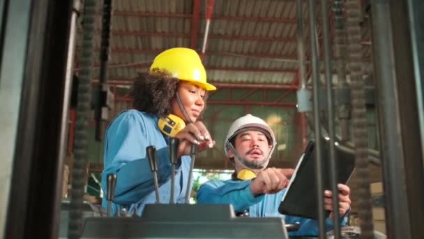 Ingeniero Masculino Asiático Uniforme Seguridad Sombrero Duro Colega Trabajadora Inspeccionar — Vídeos de Stock