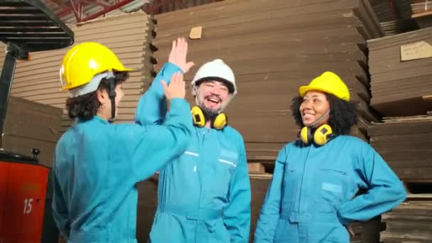 Multiraciale Ingenieurs Team Veiligheid Uniformen Harde Hoeden Vieren Handen Bij — Stockvideo