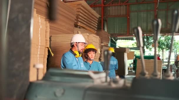 Aziatisch Mannelijk Ingenieur Veiligheid Uniform Harde Hoed Vrouwelijke Werknemer Collega — Stockvideo