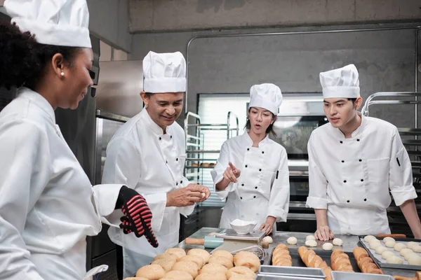 Equipo Gourmet Profesional Multirracial Cuatro Chefs Uniformes Blancos Cocina Delantales —  Fotos de Stock