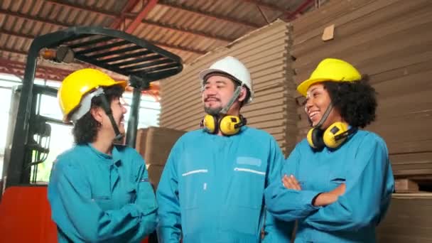 3つの多人種安全の制服エンジニアの労働者とハード帽子の腕が交差し 笑顔と一緒に笑い 喜びの業界の仕事で幸せと陽気で プロの技術者段ボール製造工場 — ストック動画