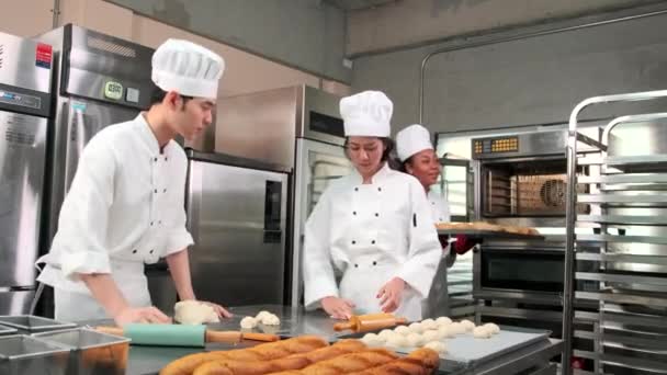 Equipo Gourmet Profesional Tres Jóvenes Chefs Uniformes Blancos Cocina Delantales — Vídeos de Stock