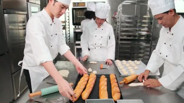 Çok Irklı Profesyonel Gurme Takımı Beyaz Aşçı Üniforması Önlüklü Dört — Stok video