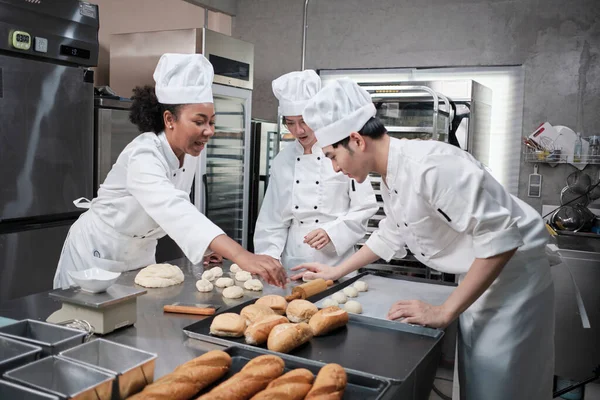 Equipo Gourmet Profesional Tres Jóvenes Chefs Uniformes Blancos Cocina Delantales —  Fotos de Stock