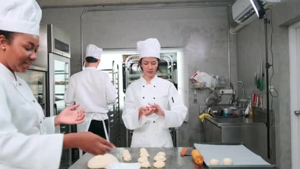 Profesyonel Gurme Takımı Beyaz Aşçı Üniforması Önlüklü Genç Aşçı Hamur — Stok video