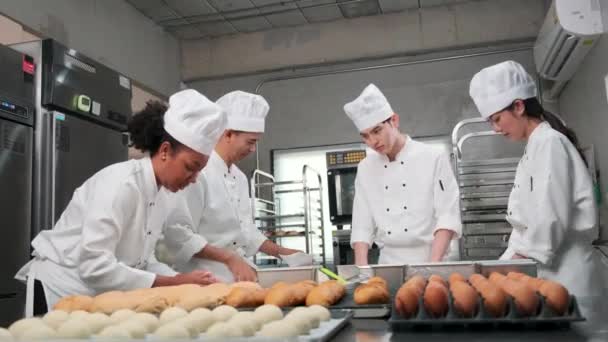 Multiraciale Professionele Gastronomische Team Vier Koks Witte Kok Uniformen Schorten — Stockvideo