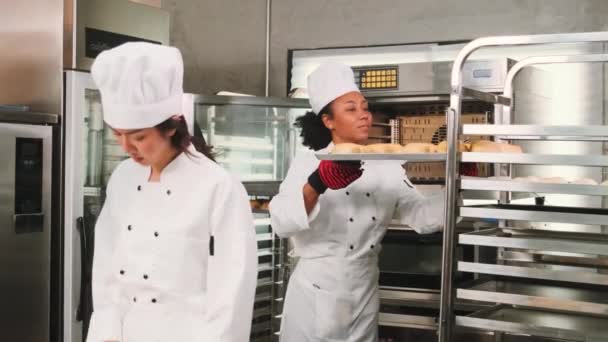 Dos Cocineras Profesionales Uniformes Blancos Delantales Amasan Masa Pastelería Huevos — Vídeos de Stock