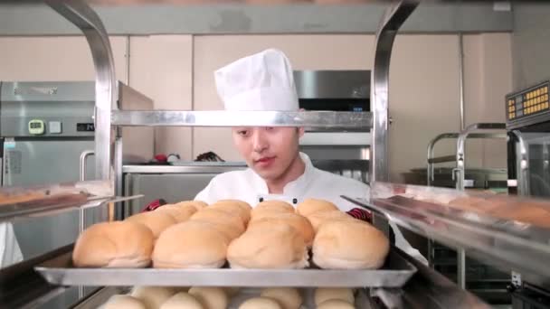 Jonge Professionele Aziatische Mannelijke Chef Kok Wit Kokkin Uniform Met — Stockvideo