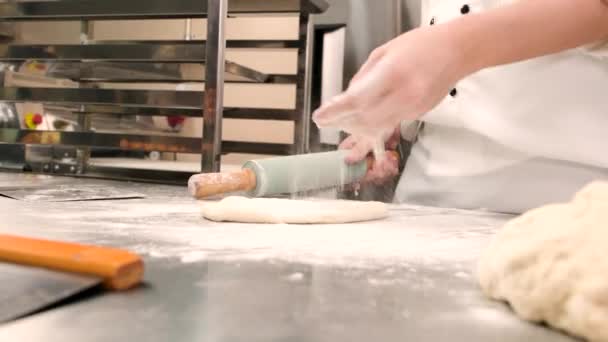 Detailní Záběr Kuchař Bílé Kuchařské Uniformě Zástěrou Posypeme Moukou Hnětení — Stock video
