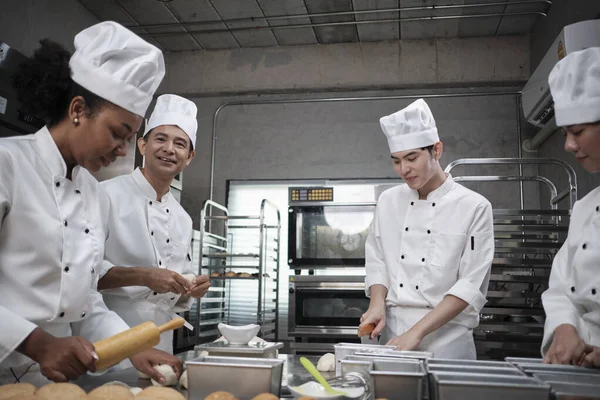 Multiraciale Professionele Gastronomische Team Vier Koks Witte Kok Uniformen Schorten — Stockfoto