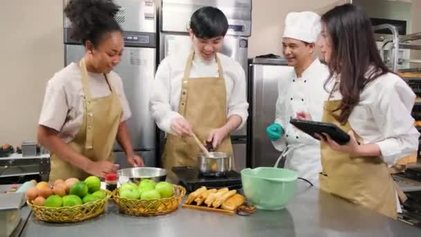 교복을 요리사는 학생들에게 스테인 부엌의 파이를 요리하고 저으는 가르친다 — 비디오