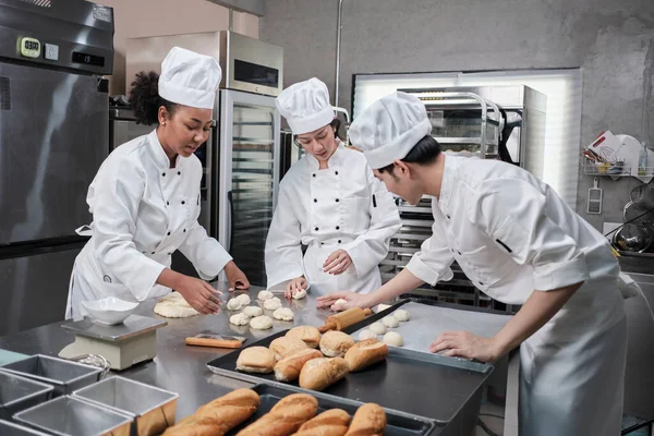 Equipo Gourmet Profesional Tres Jóvenes Chefs Uniformes Blancos Cocina Delantales —  Fotos de Stock