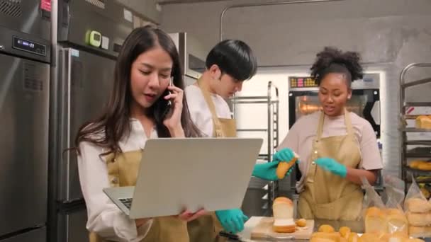 パン生地とペストリー食品の3人の若い友人やスタートアップパートナーは オンライン注文を調理しながら 自家製のベーキングジョブで忙しい パン屋 中小企業起業家に配達 — ストック動画