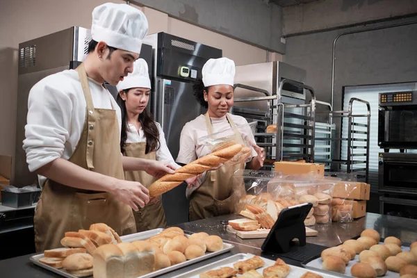 Young Three Chefs Startup Partners Blogger Pequeñas Empresas Transmitiendo Vivo —  Fotos de Stock