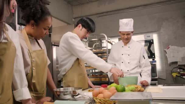 Μάθημα Μαγειρικής Ανώτερος Αρσενικό Σεφ Στολή Μάγειρα Διδάσκει Νέους Μαθητές — Αρχείο Βίντεο