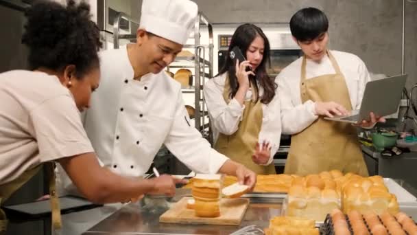 Staf Tim Koki Yang Membuat Adonan Roti Dan Kue Kue — Stok Video