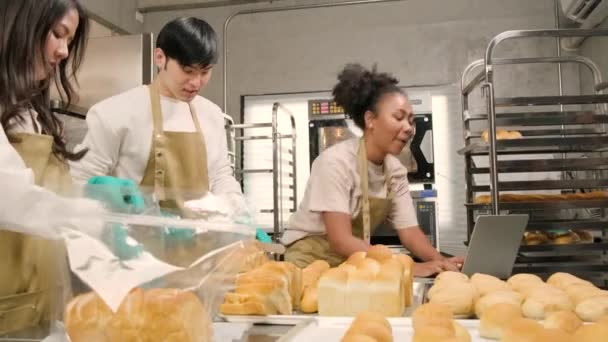 Trois Jeunes Amis Partenaires Démarrage Pâte Pain Pâtisseries Occupées Avec — Video
