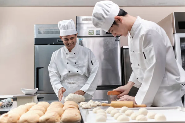 Dos Cocineros Masculinos Asiáticos Profesionales Uniformes Blancos Delantales Están Amasando —  Fotos de Stock