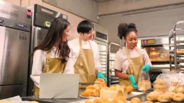 Üç genç arkadaş ve ekmek hamuru ve hamur işleriyle meşgul olan başlangıç partnerleri çevrimiçi yemek yaparken, paketlerken ve pastane, küçük işletme girişimcileri,.