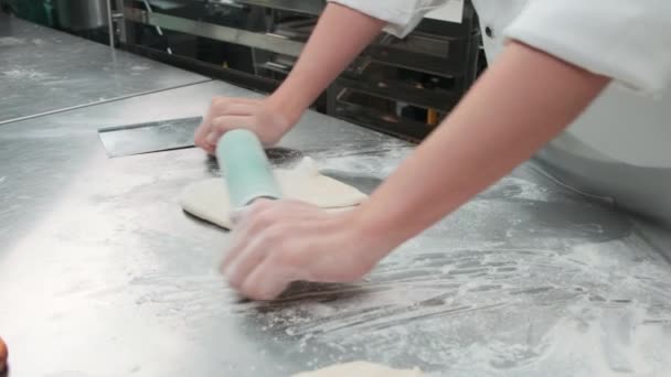 Großaufnahme Der Hand Des Chefs Weißen Kochuniformen Mit Schürzen Kneten — Stockvideo