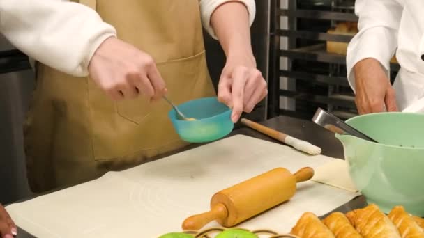 Detailních Záběrech Kulinářské Třídě Uniformní Kuchař Student Zástěrou Bije Vejce — Stock video