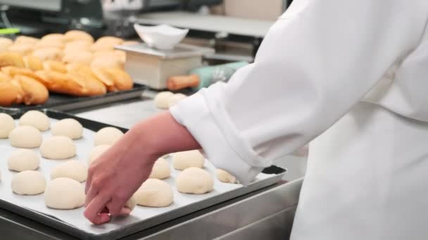 Close Mão Dos Chefs Uniformes Cozinheiro Branco Aventais Estão Amassando — Vídeo de Stock