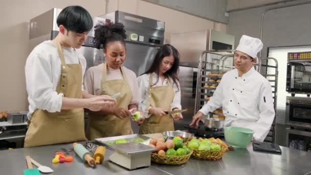 Curso Culinária Hobby Chef Masculino Sênior Uniforme Cozinheiro Ensina Jovens — Vídeo de Stock
