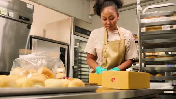 Fırın Küçük Bir Kurma Teslimatı Afro Amerikalı Bir Kadın Aşçı — Stok video