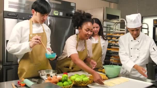Corso Cucina Anziano Cuoco Uniforme Cuoco Insegna Giovani Studenti Delle — Video Stock