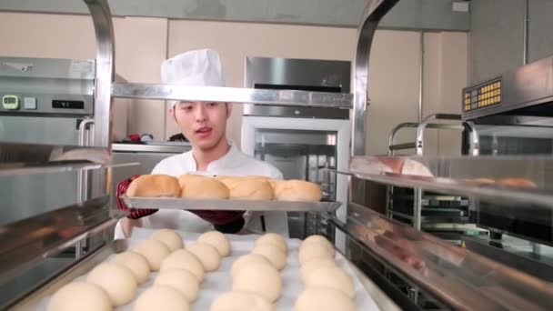 Jovem Profissional Asiático Chef Masculino Branco Cozinhar Uniforme Com Chapéu — Vídeo de Stock