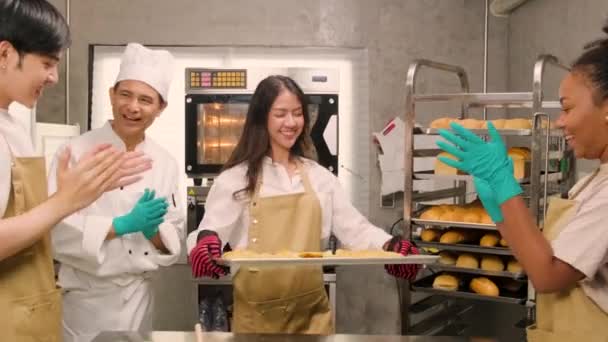 年轻的亚洲女烹饪班学生带着电炉烤馅饼盘 旁边的大厨 烹饪课上的快乐糕点 不锈钢厨房里的食品职业 — 图库视频影像
